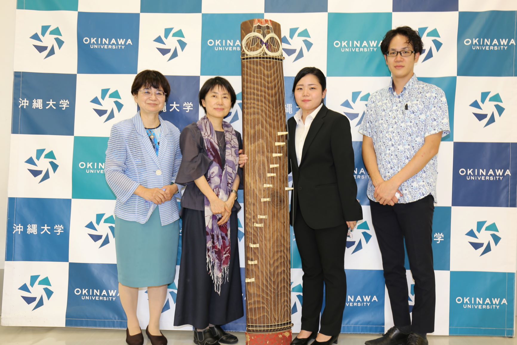 国際問題のケースワーカー 故平田正代さんのご遺族より箏を寄贈いただきました。