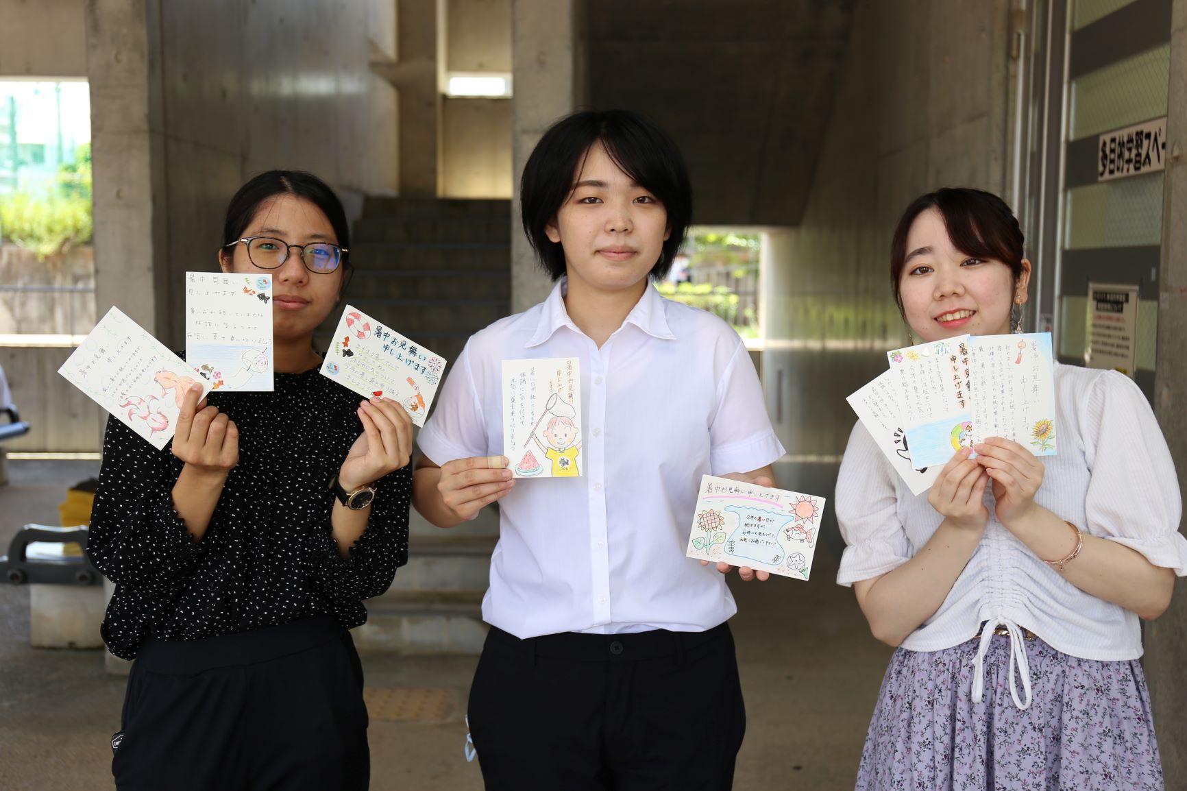 『暑中見舞い申し上げます』一人暮らしのお年寄りに手作りの葉書を贈る！（福祉文化学科）