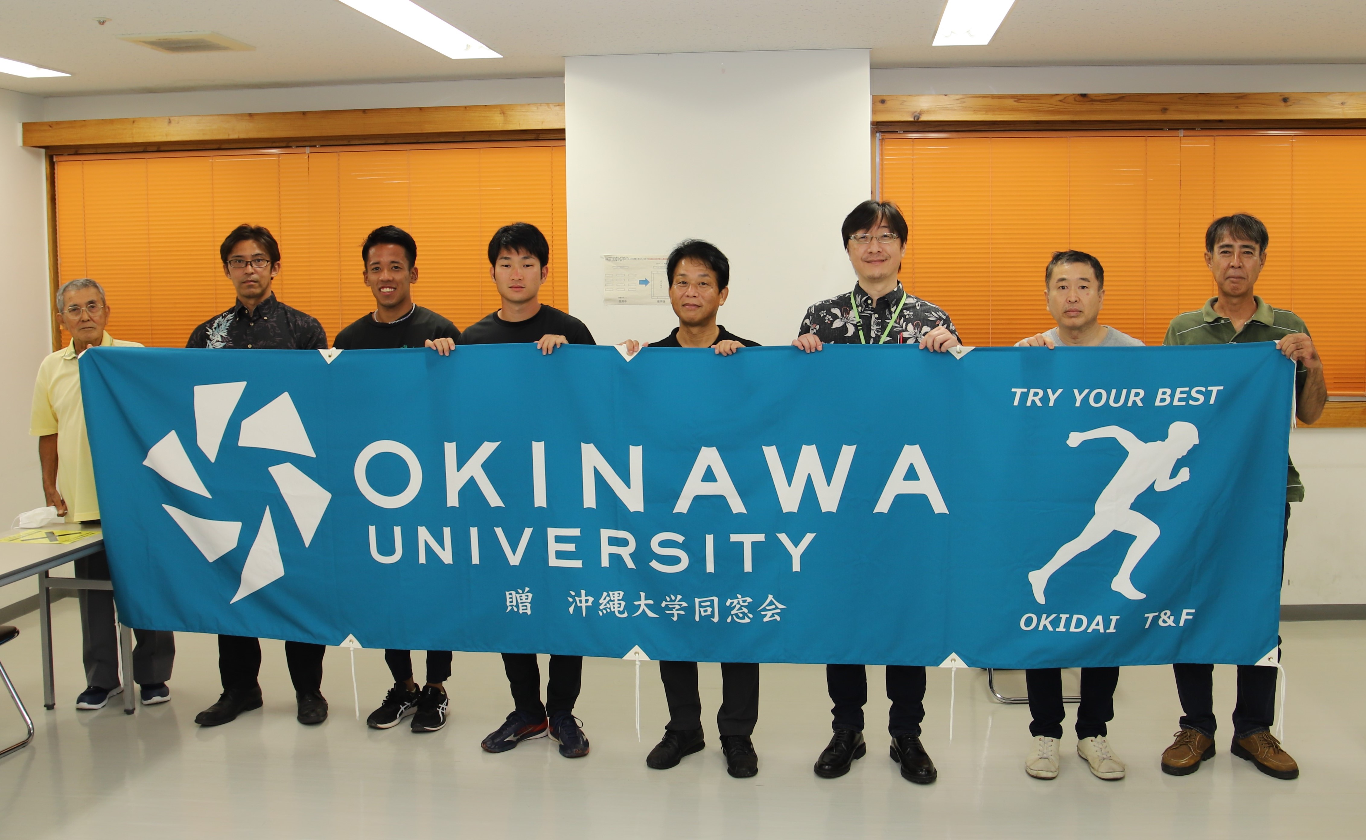 沖縄大学同窓会　陸上部競技部へ、応援幕と日本学生陸上競技対校選手権大会へ派遣費贈呈