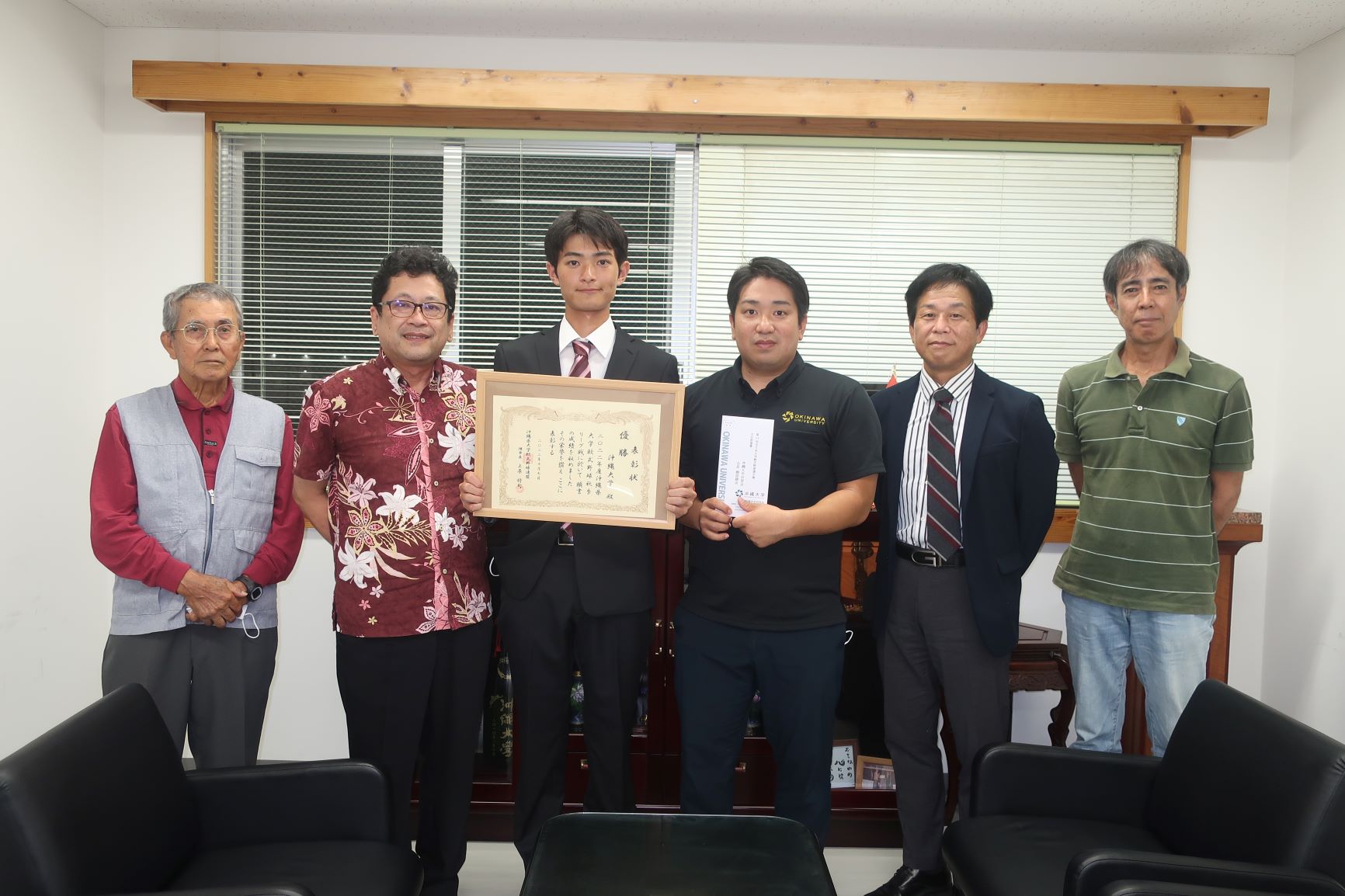 沖縄大学同窓会　軟式野球部へ第43回全日本軟式野球選手権大会派遣費贈呈