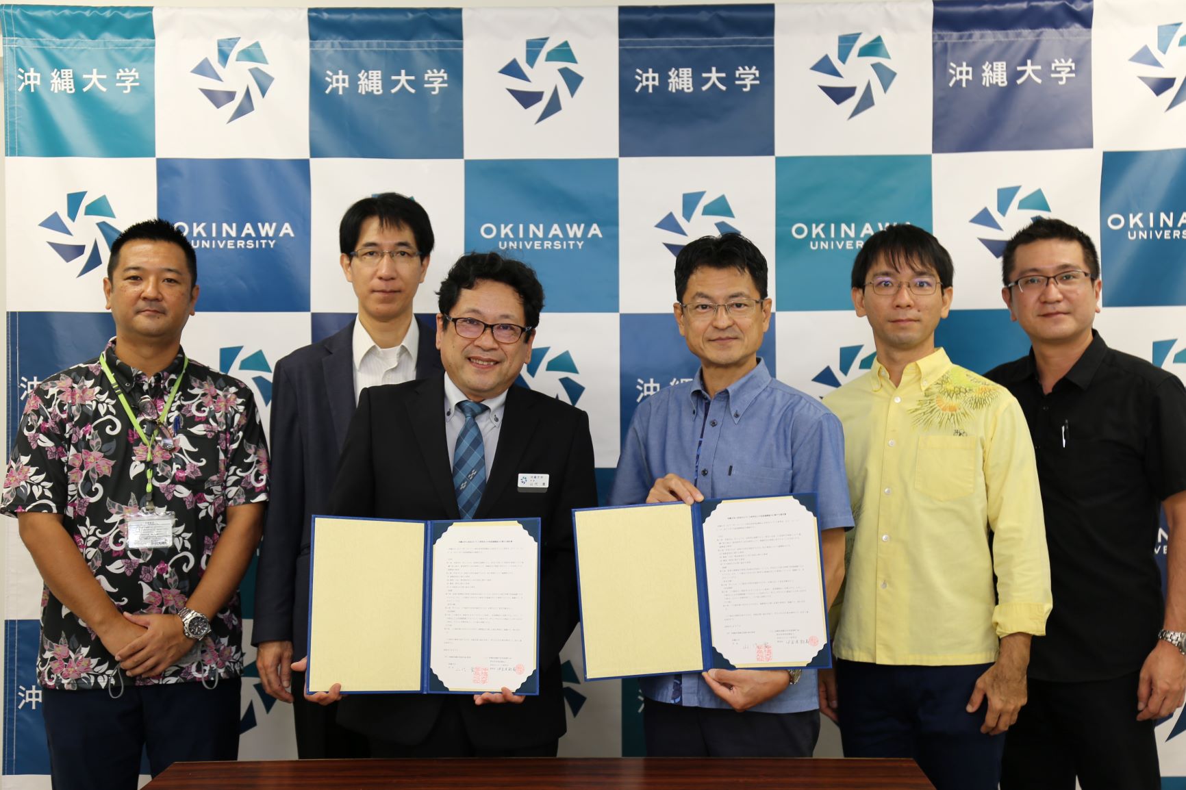 本学と首里まちづくり研究会との包括連携調印式を行いました。