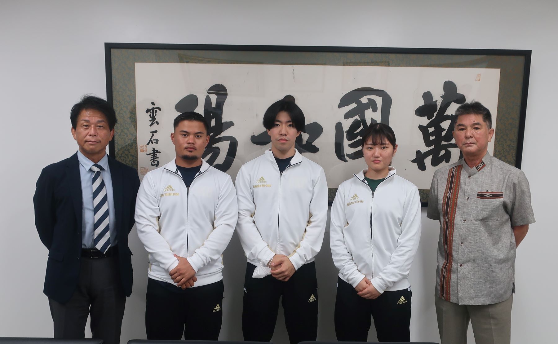 沖縄大学同窓会　空手道部へ派遣費贈呈