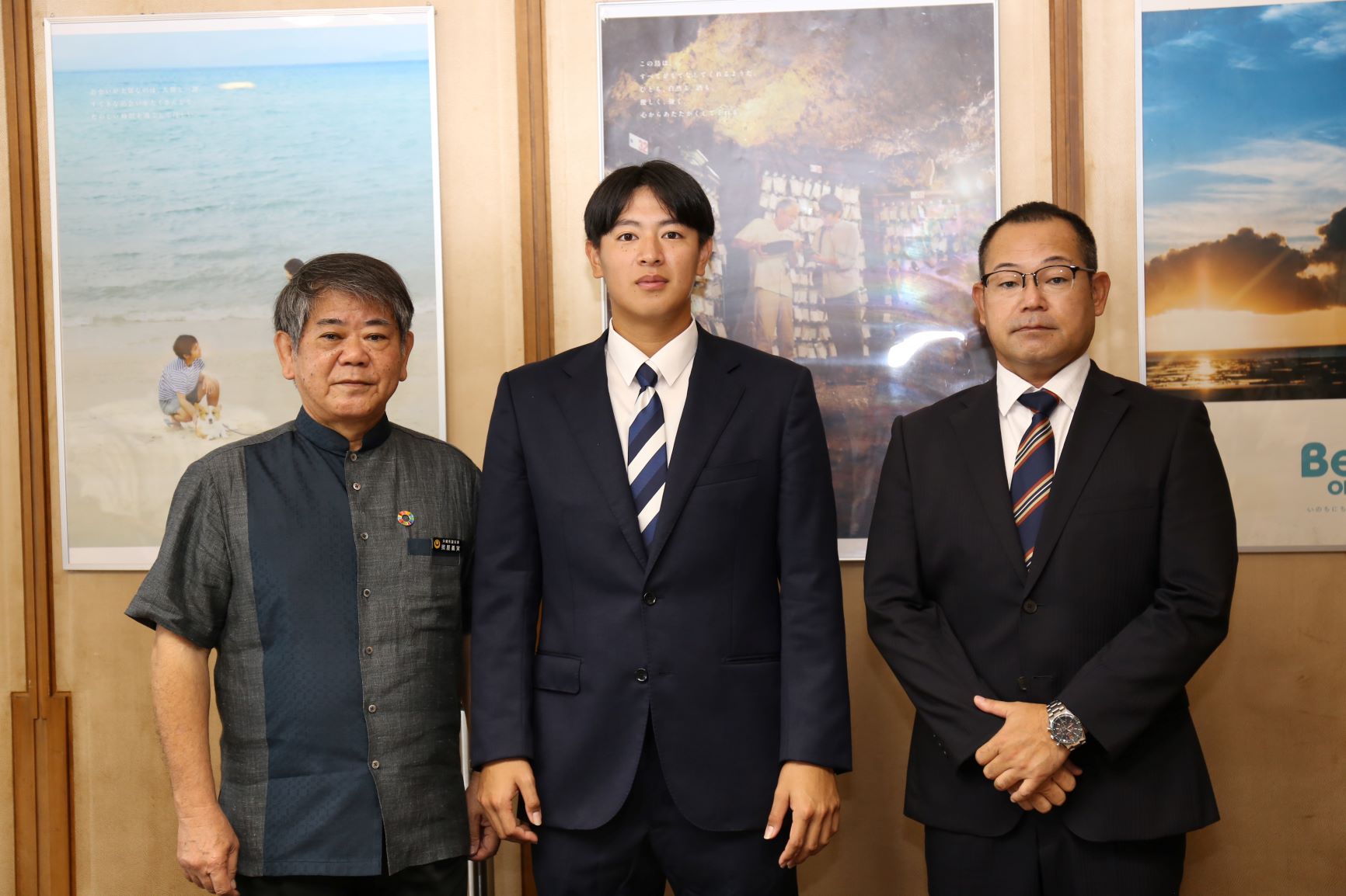 仲地礼亜投手、照屋副知事を表敬訪問