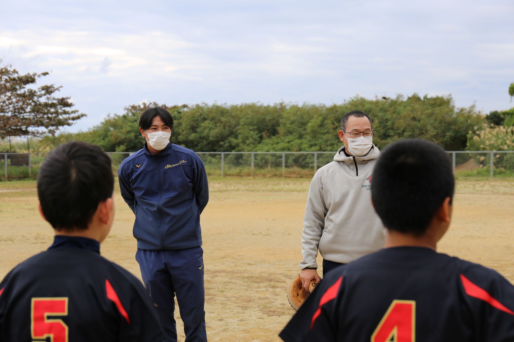 『夢を持つ大切さ、かなえるために』大城監督・仲地投手 児童施設で講話・野球教室