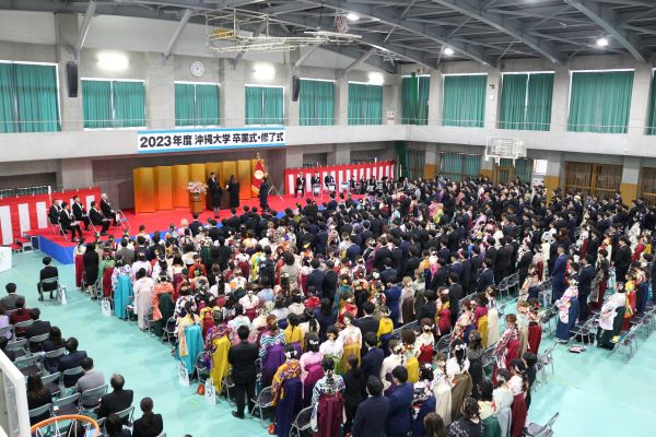 2023年度 沖縄大学卒業式・大学院修了式を挙行しました。