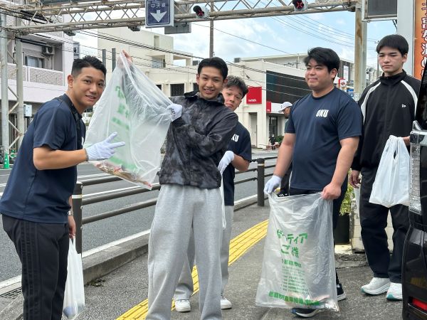 体育会所属学生120人で国場地域を清掃活動