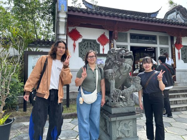 留学生を案内して那覇を散策　末吉ゼミが交流ツアーを開催
