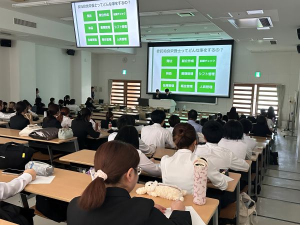 臨地実習に向けたキャリア講話・卒業生が管理栄養士のお仕事を紹介